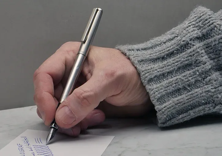 Ballograf töltőtoll kézben
