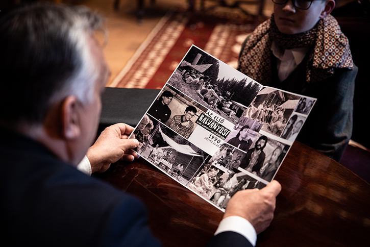 Orbán Viktor első bálványosi képekkel.