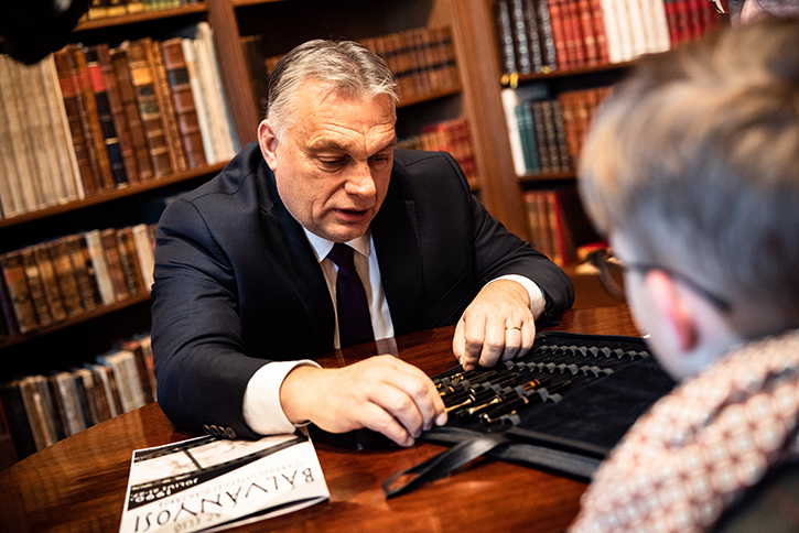 Orbán Viktor töltőtollakkal